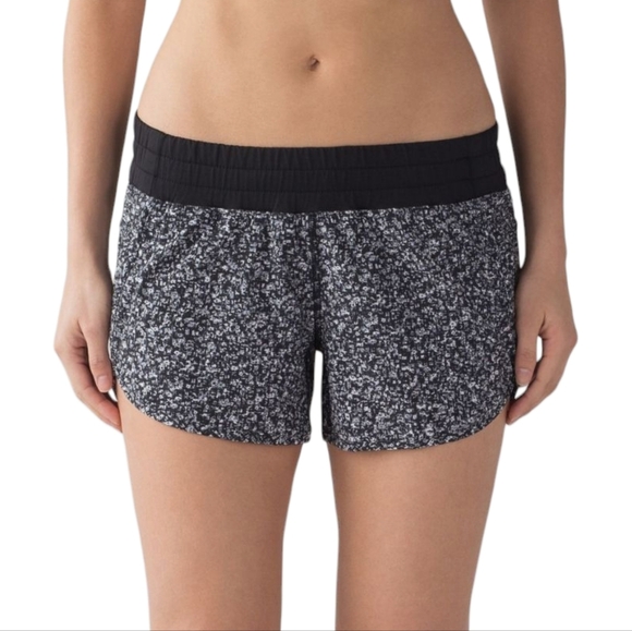Lululemon Black & White Tracker Short IV Size 8 - Picture 1 of 10